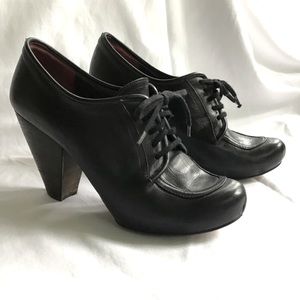 Vialis black leather platform lace-up pumps